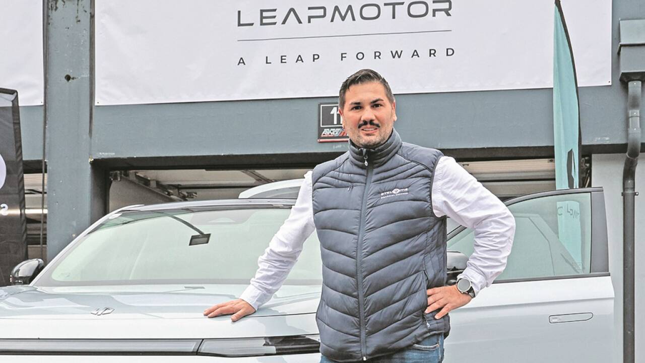 Florian Späth vom Autohaus ÖFAG präsentierte die neuen Modelle des Herstellers Leapmotor. 