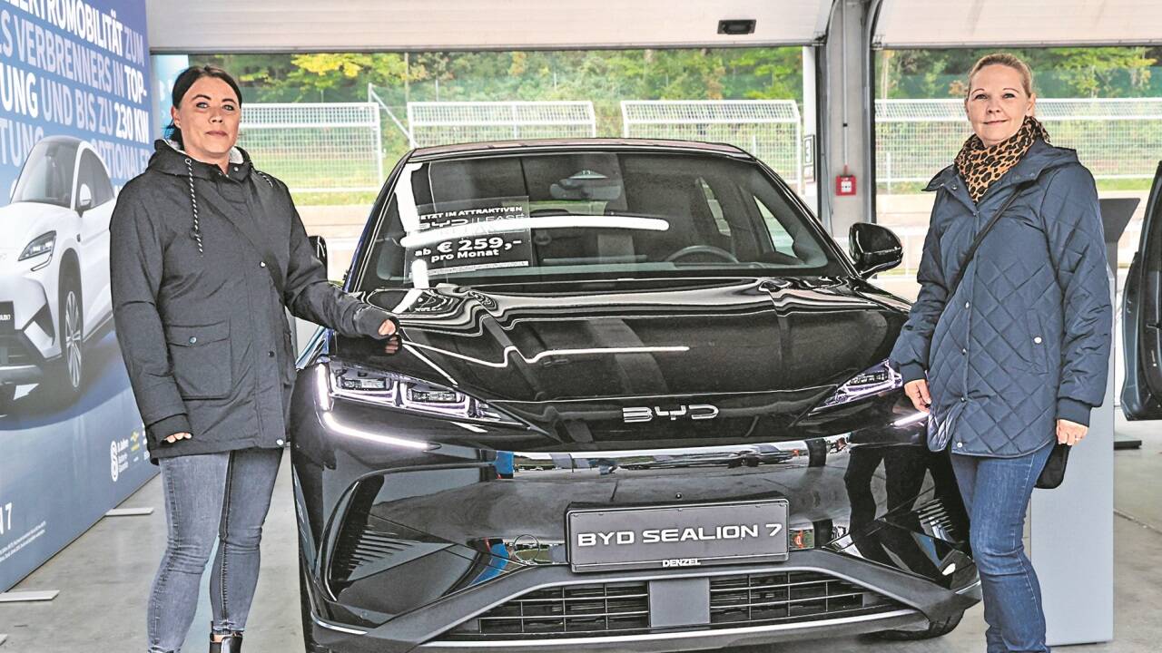 Iris Rosner (l.) und Katharina Williamson waren als Ansprechpartnerinnen für die Marke BYD im Zuge der Testfahrten am Salzburgring gefragte Gesprächspartner. 