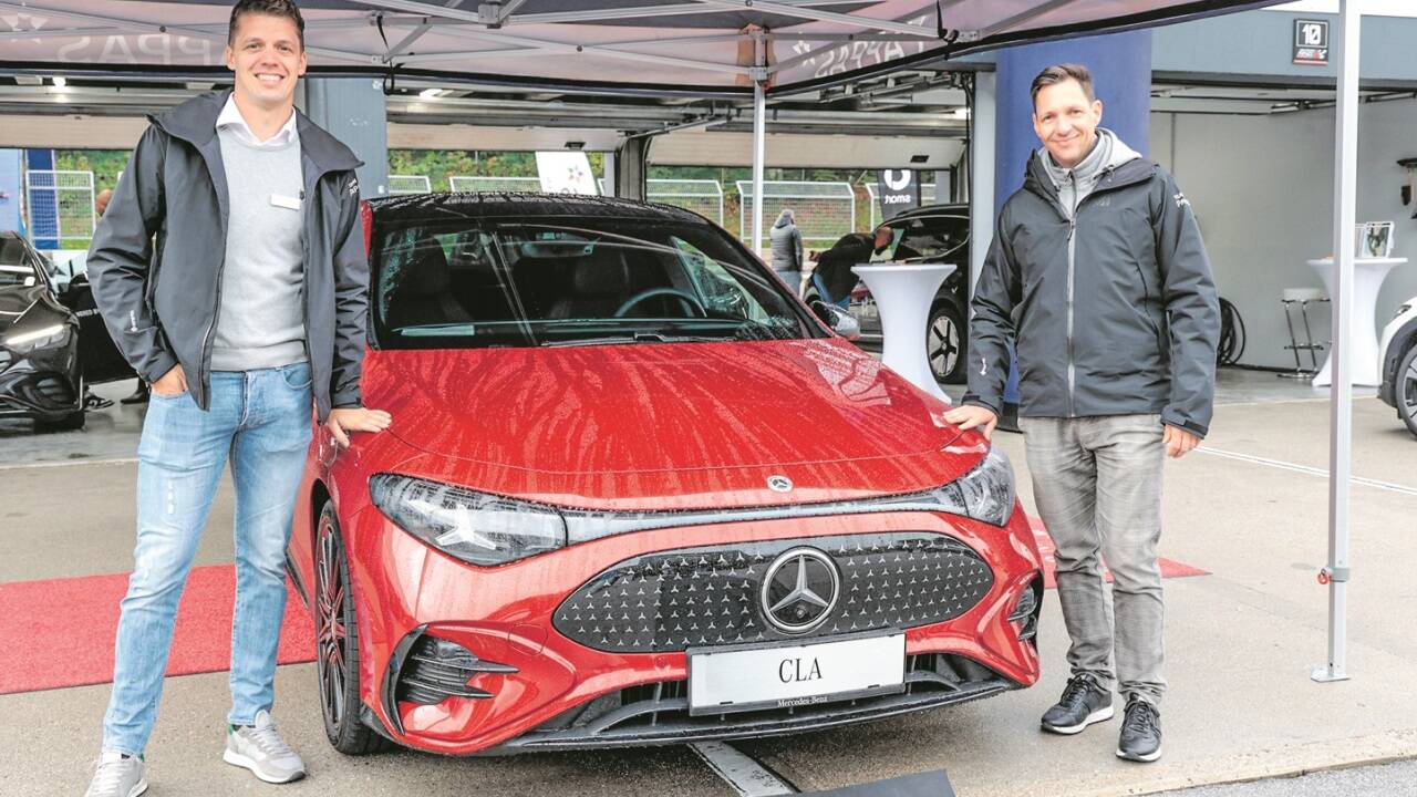 Patrick Stöllinger (l.) und Daniel Rinninger von Pappas präsentierten die vollelektrische Flotte von Mercedes-Benz. Der Star dabei war der neue CLA. 