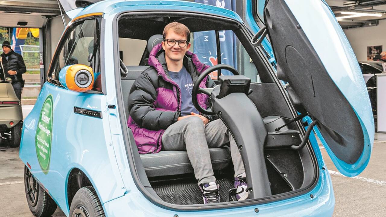 Moritz Sigl zeigte stolz das kleinste Fahrzeug bei der IMFS, den kugelrunden Microlino. 