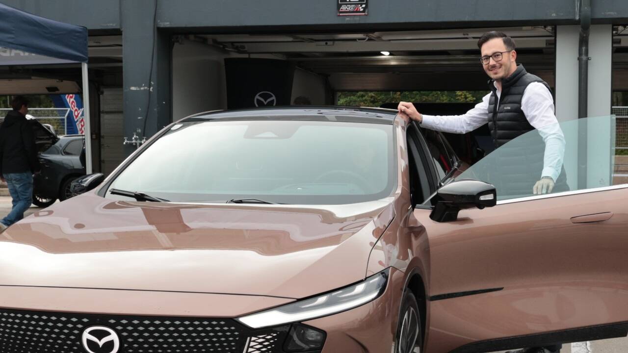 Marc Sperl mit dem vollelektrischen Aushängeschild der Marke Mazda, dem nagelneuen Mazda 6e. 