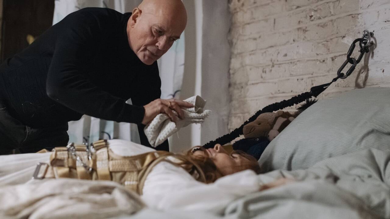 Buchhalter Adam (Christian Berkel, l.) hat sich die Entführung von Beauty-Ikone Evelyn (Andrea Sawatzkim, r.) anders vorgestellt. 