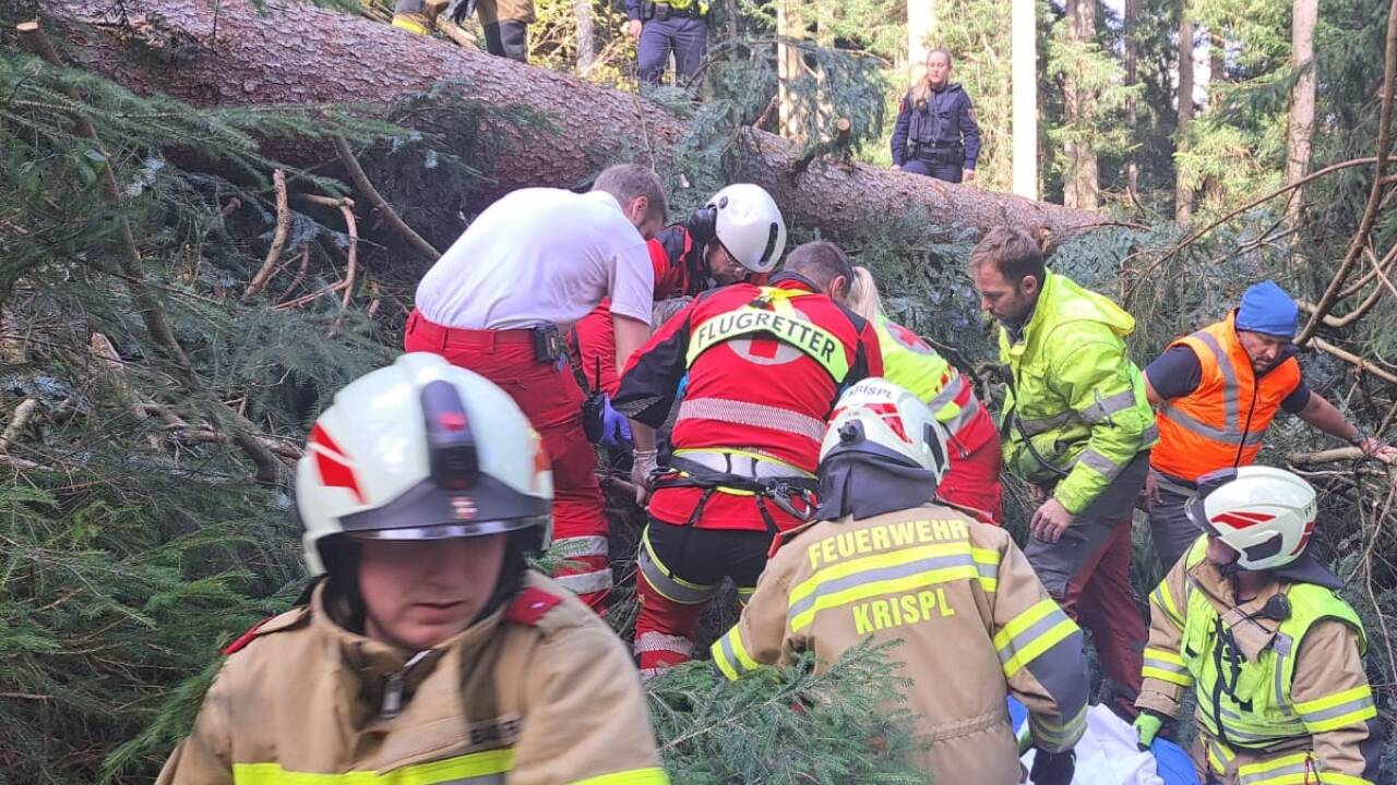 Der Schwerverletzte lag im steilen Gelände und musste zuerst geborgen werden.  