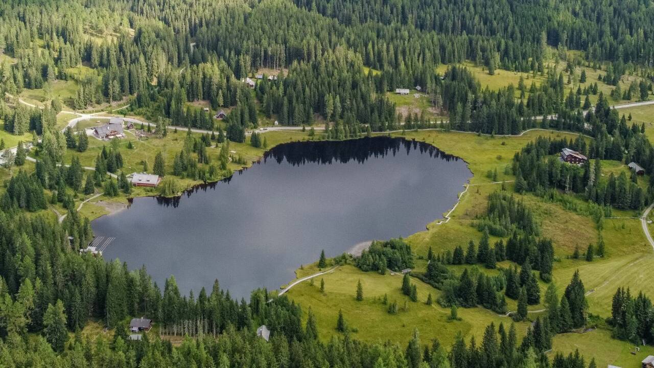 Der dunkle See ist ideal für Spiegelungen. Ohne diese gäbe es kein Preberschießen. Der dunkle See ist ideal für Spiegelungen. Ohne diese gäbe es kein Preberschießen.
