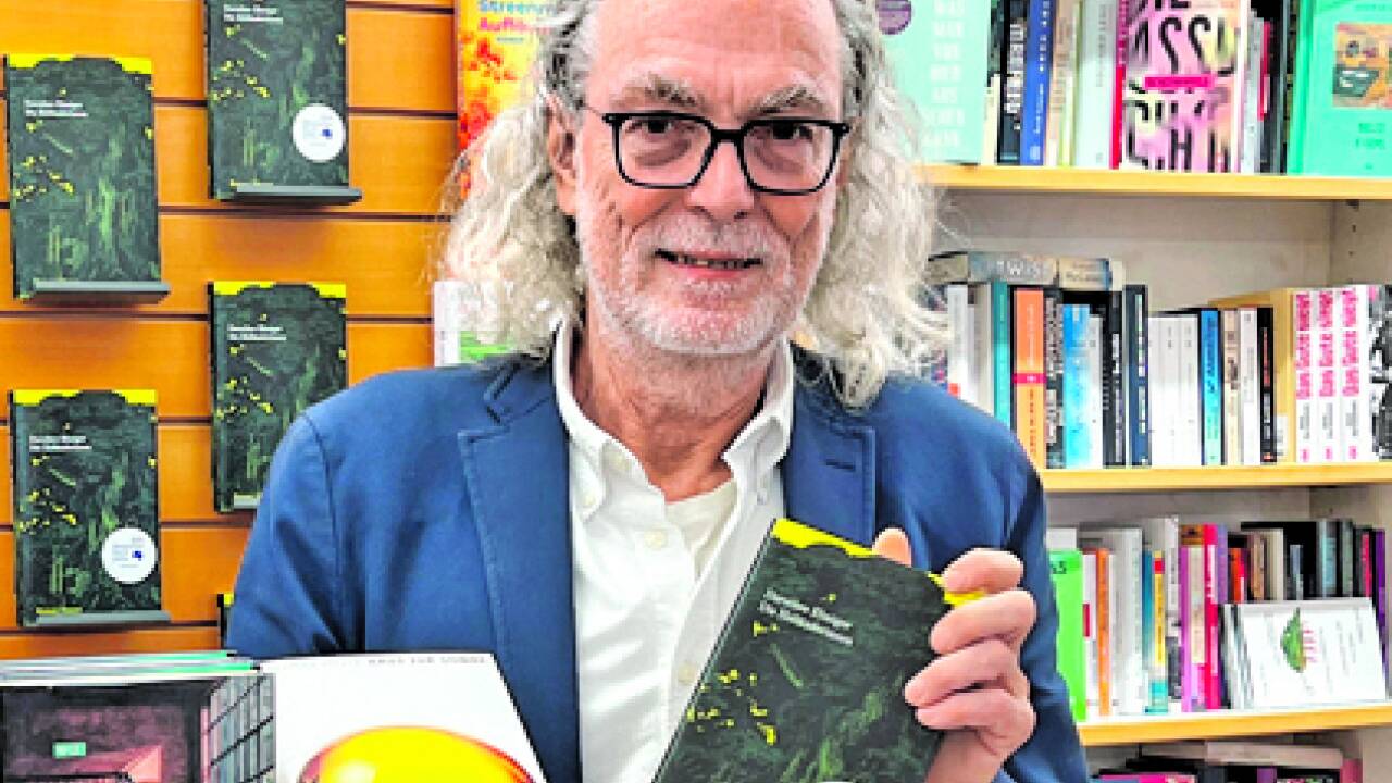 Klaus Seufer-Wasserthal mit dem preisgekrönten Buch „Die Holländerinnen“ von Dorothee Elmiger. Es ist in der Rupertus-Buchhandlung erhältlich. Zwei Exemplare gibt es auch bei Motzko. Klaus Seufer-Wasserthal mit dem preisgekrönten Buch „Die Holländerinnen“ von Dorothee Elmiger. Es ist in der Rupertus-Buchhandlung erhältlich. Zwei Exemplare gibt es auch bei Motzko.