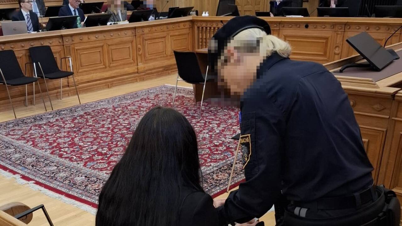 Die erstangeklagte Rumänin beim Prozessauftakt am 13. Oktober im Salzburger Schwurgerichtssaal.  