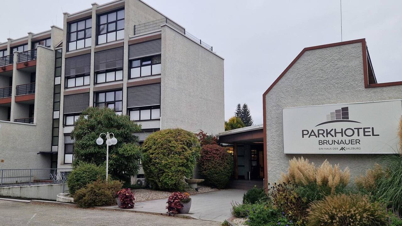 Auf der Parkplatz-Fläche vom Parkhotel Brunauer soll ab November der neunstöckige Wohnturm entstehen.Bild: Auf der Parkplatz-Fläche vom Parkhotel Brunauer soll ab November der neunstöckige Wohnturm entstehen.Bild: