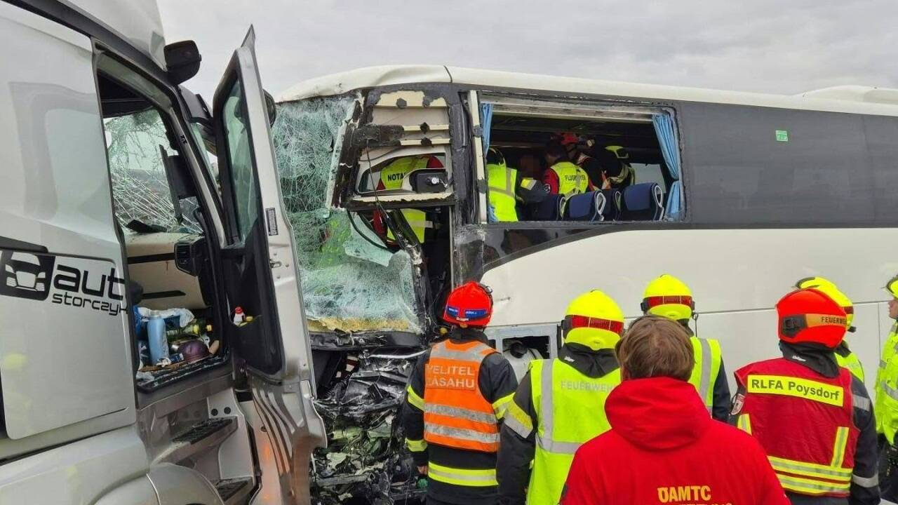 Ein Reisebus und ein Lkw kollidierten.  