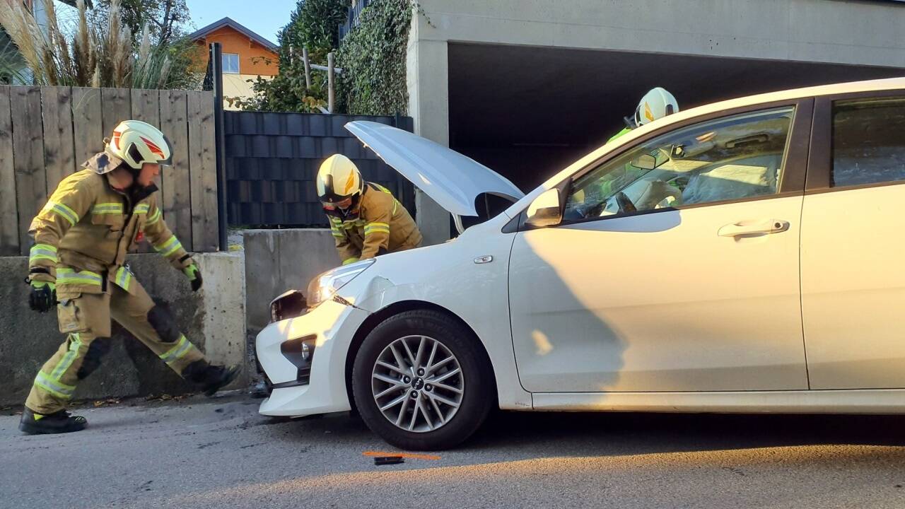 Beim Eintreffen der Feuerwehrkräfte wurde die Lenkerin bereits vom Roten Kreuz versorgt.   Beim Eintreffen der Feuerwehrkräfte wurde die Lenkerin bereits vom Roten Kreuz versorgt.
