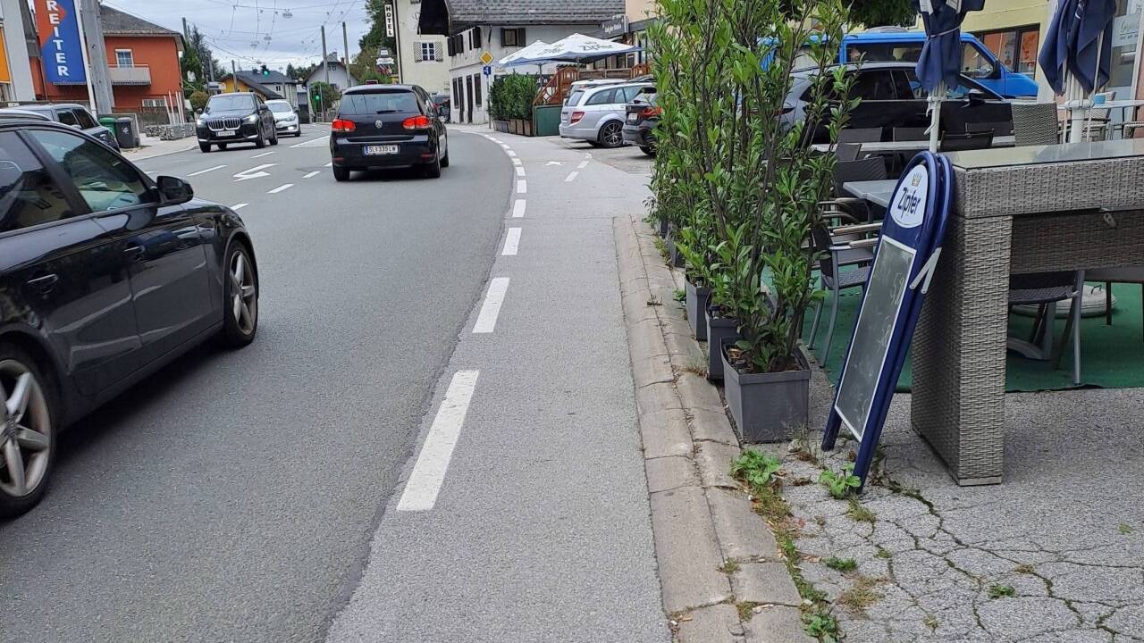 Der Gehsteig beim Gnigler Café ist sehr schmal. Der Gehsteig beim Gnigler Café ist sehr schmal.