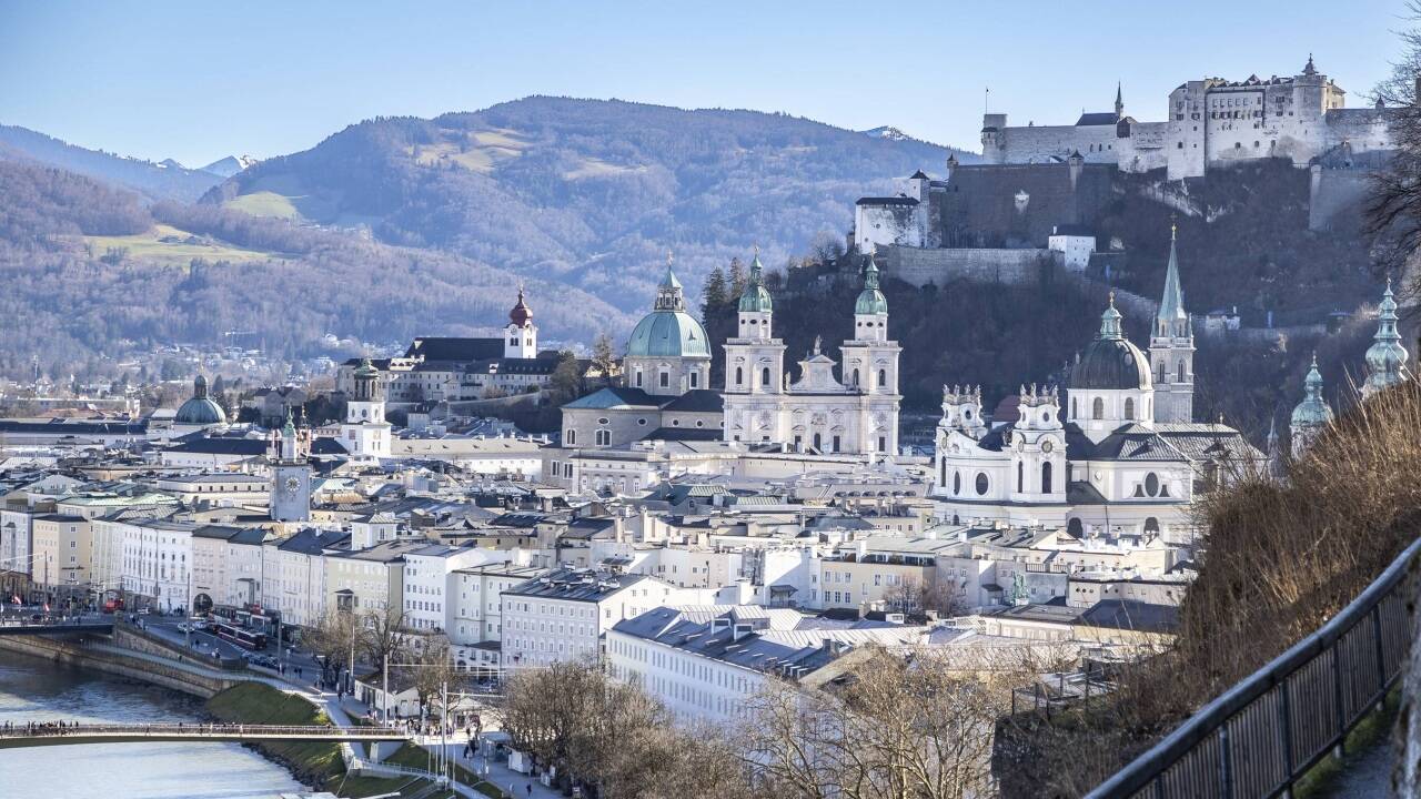 Blick auf die Linke Salzburger Altstadt mit Festung und Dom.  
