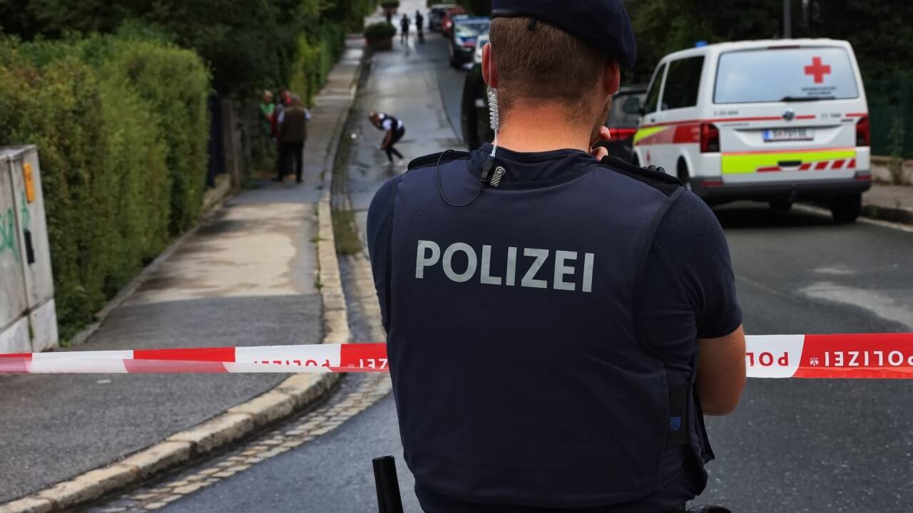 Einsatzkräfte sperrten nach den tödlichen Schüssen in Salzburg-Gnigl am Nachmittag des 31. Juli den Tatort ab. Einsatzkräfte sperrten nach den tödlichen Schüssen in Salzburg-Gnigl am Nachmittag des 31. Juli den Tatort ab.