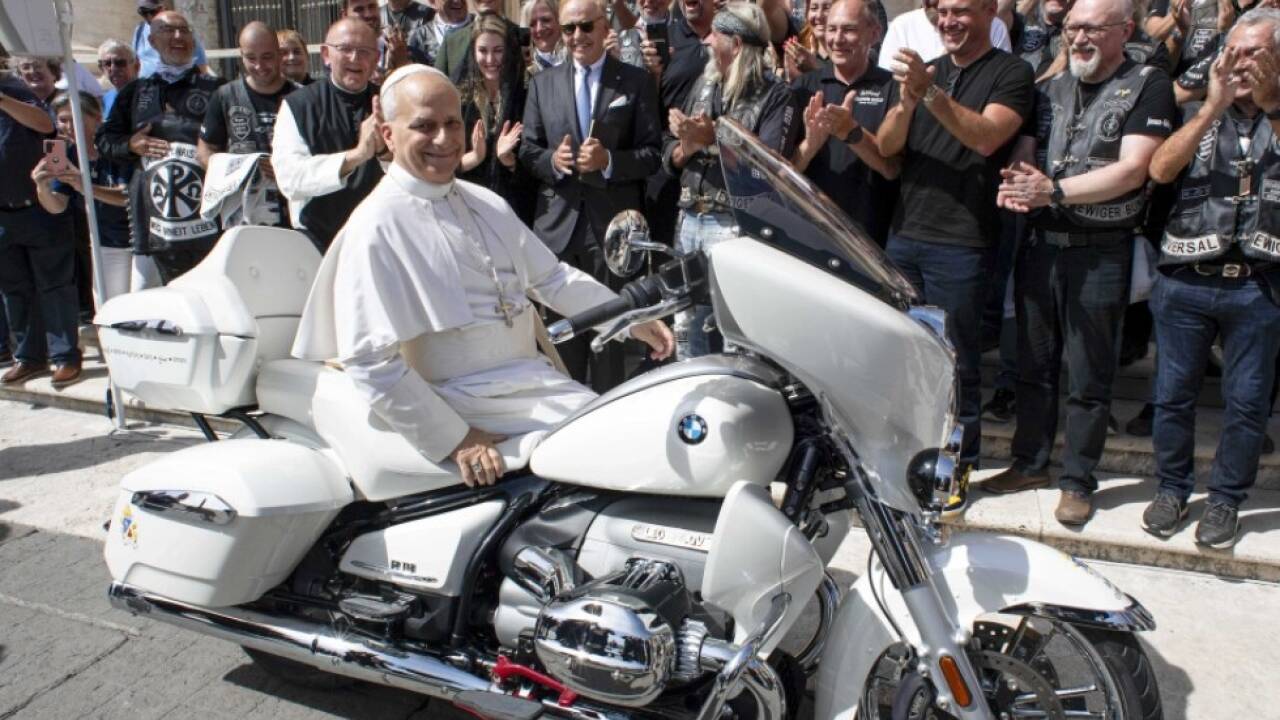 Papst Leo auf der weißen BMW-Maschine am Petersplatz 