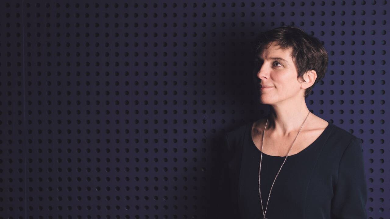Die Verhaltensbiologin Elisabeth Oberzaucher hält einen Vortrag über „Künstliche Intelligenz und menschliche Unintelligenz“.  