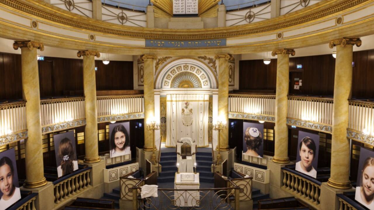 Kunstprojekt von Gottfried Helnwein im Wiener Stadttempel 