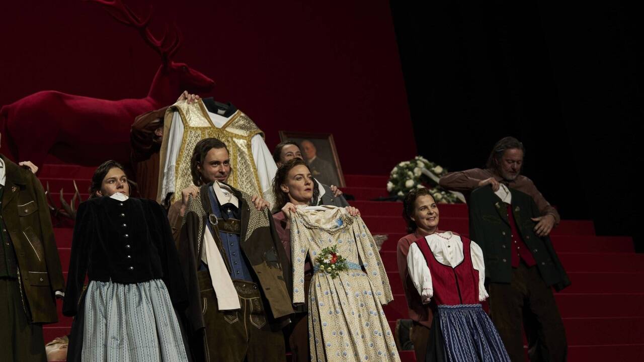 Szene aus „Auslöschung“ im Burgtheater: Seán McDonagh, Lilith Haessle, Aaron Blanck, Ines Marie Westernstroer, Andrea Wenzl, Alexandra Henkel, Norman Hacker 