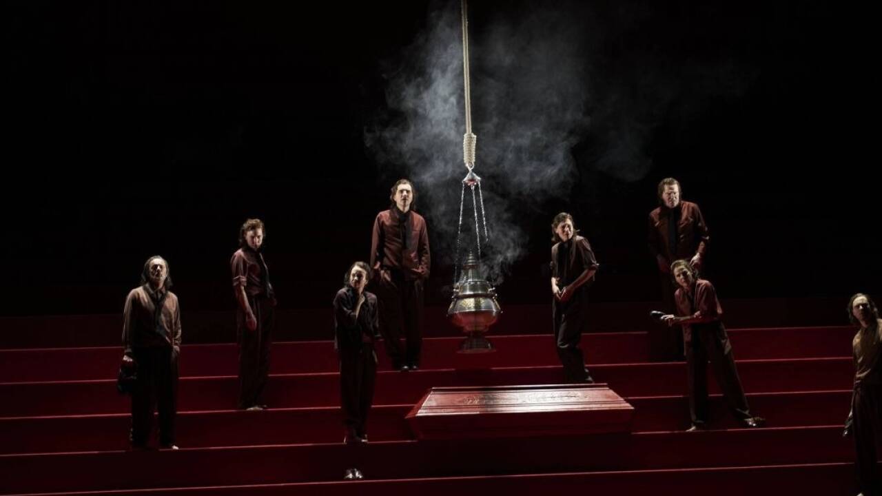 Franz-Josef Murau wird in „Auslöschung“ im Burgtheater von acht Schauspielerinnen und Schauspielern dargestellt. ,  