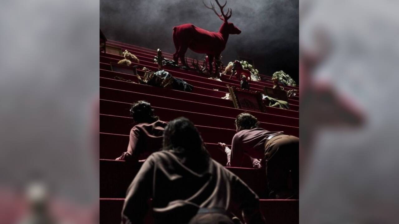 Franz-Josef Murau wird in „Auslöschung“ im Burgtheater von acht Schauspielerinnen und Schauspielern dargestellt. ,  