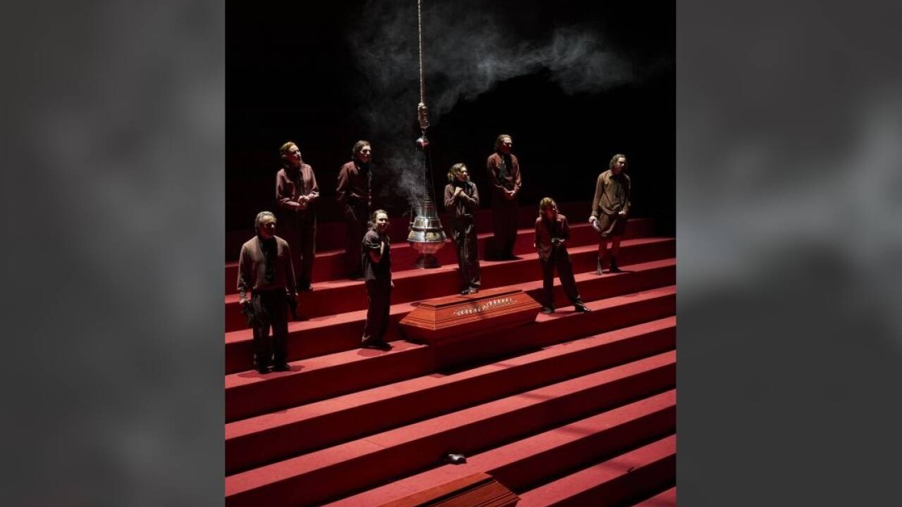 Franz-Josef Murau wird in „Auslöschung“ im Burgtheater von acht Schauspielerinnen und Schauspielern dargestellt. ,  
