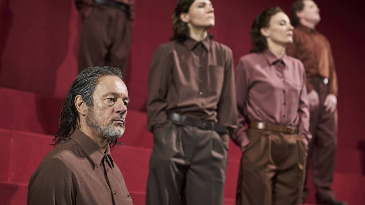 Szene aus „Auslöschung“ im Burgtheater: Norman Hacker, Lilith Haessle, Ines Marie Westernstroer 