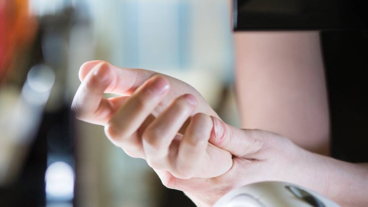 Bei anhaltenden Gelenkschmerzen – etwa durch Arthrose oder Sehnenentzündungen – entstehen oft winzige, krankhafte Blutgefäße 
