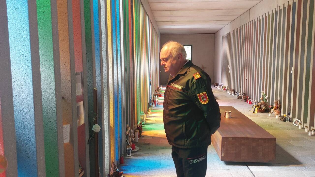 <KastenTitel></KastenTitel>Klaus Portenkirchner in der Gedenkstätte bei der Talstation der Gletscherbahnen. <KastenTitel></KastenTitel>Klaus Portenkirchner in der Gedenkstätte bei der Talstation der Gletscherbahnen.