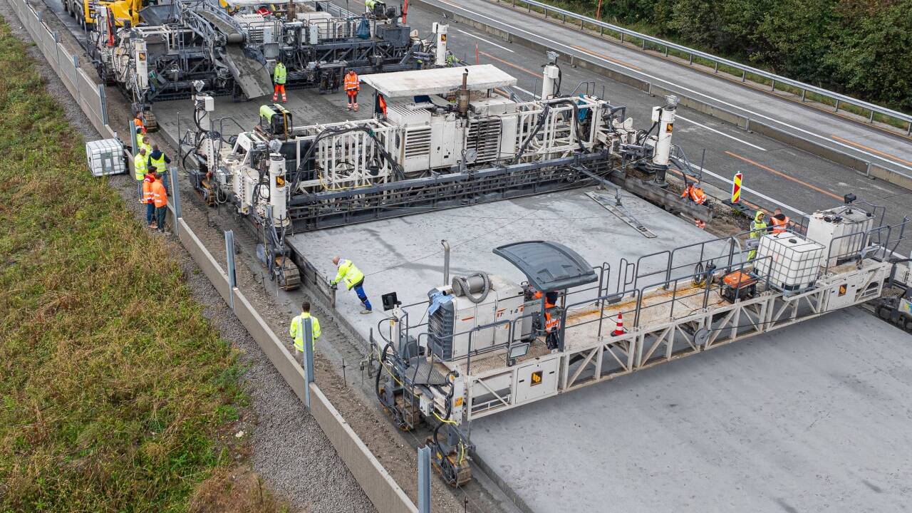 Die Fahrbahn der Westautobahn wird mit einem sogenannten Betondeckenfertiger wieder neu errichtet. 