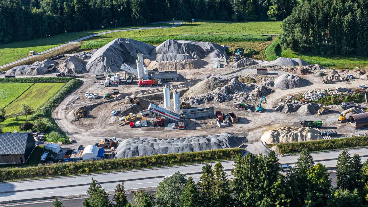 Die Aufbereitungsanlage für das Betondeckenrecycling bei Thalgau. 
