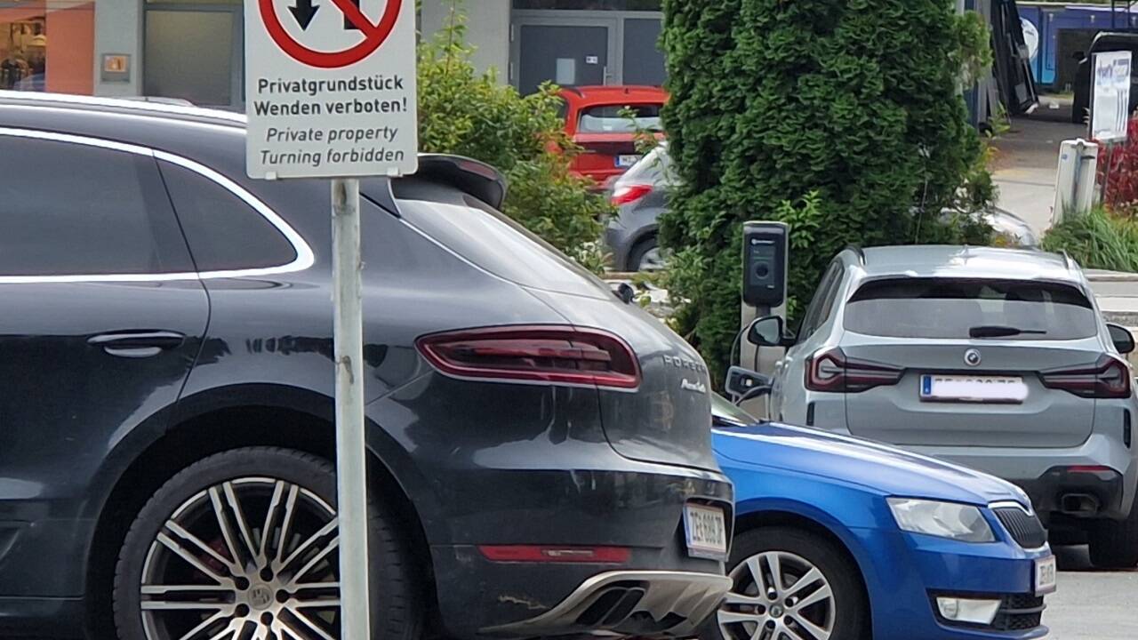 Nicht jedes Wendemanöver stellt eine klagwürdige Besitzstörung dar – so entschied das Bezirksgericht Zell am See am 10. Oktober im Fall eines deutschen Urlaubers, der auf einem Privatparkplatz unerlaubt gewendet hatte. Nicht jedes Wendemanöver stellt eine klagwürdige Besitzstörung dar – so entschied das Bezirksgericht Zell am See am 10. Oktober im Fall eines deutschen Urlaubers, der auf einem Privatparkplatz unerlaubt gewendet hatte.