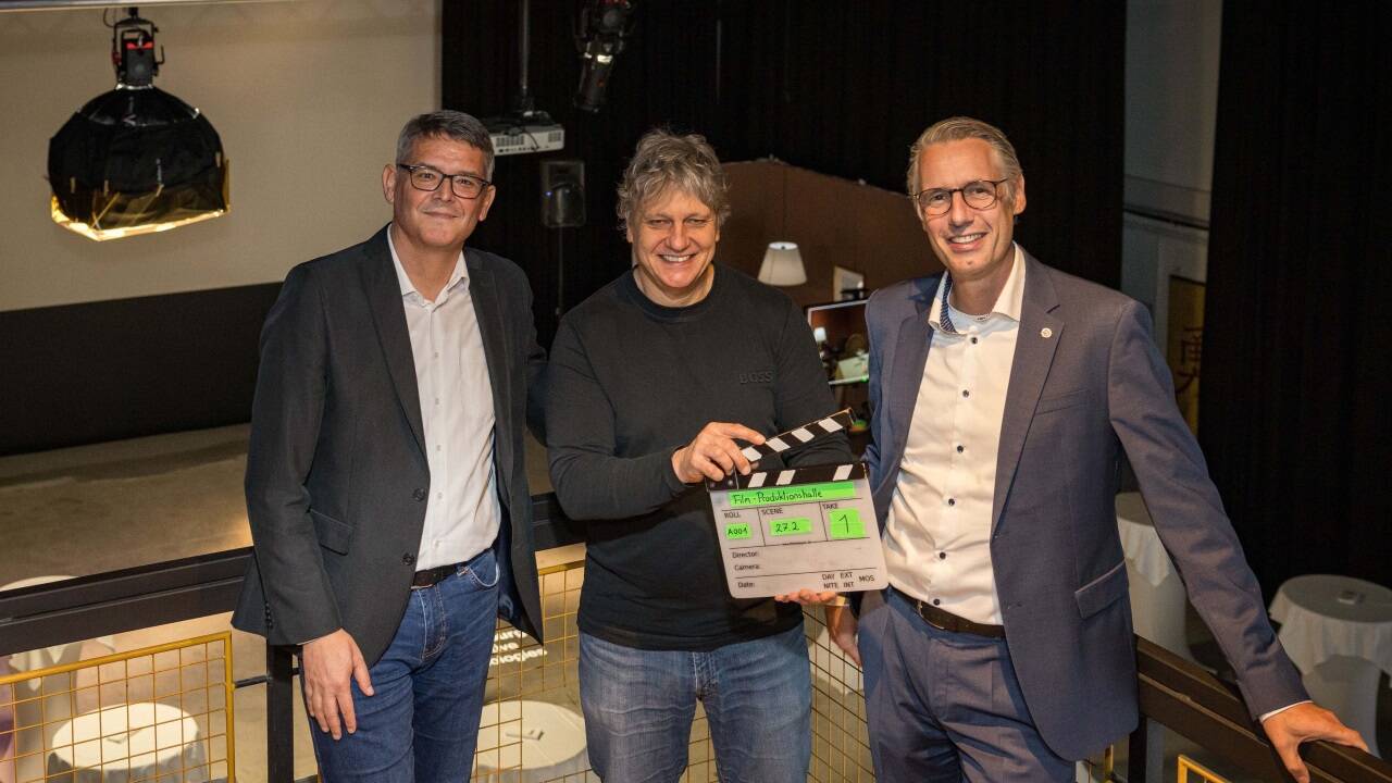 Stolz auf die neue Filmproduktionshalle: Hilmar Linder (Departmentleiter Creative Technologies), Till Fuhrmeister (Studiengangsleiter MultiMediaArt) und Dominik Engel (Rektor der Fachhochschule).  