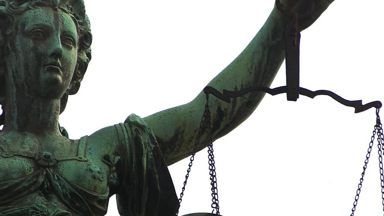 Eine vorbestrafte Pensionistin fasste wegen erheblicher Gewalt gegen Polizisten eine Gefängnisstrafe aus.  