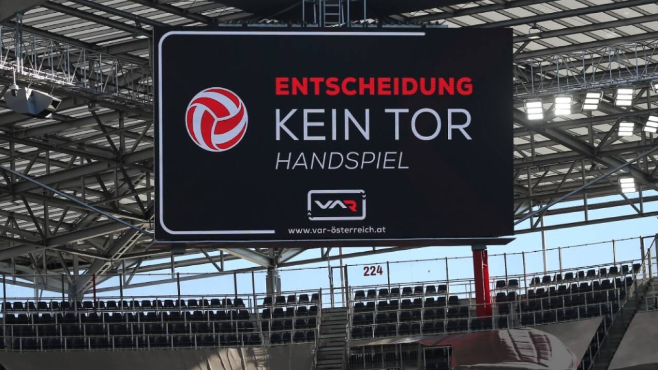 Der VAR sorgt jede Woche für Debatten in der Fußballwelt 