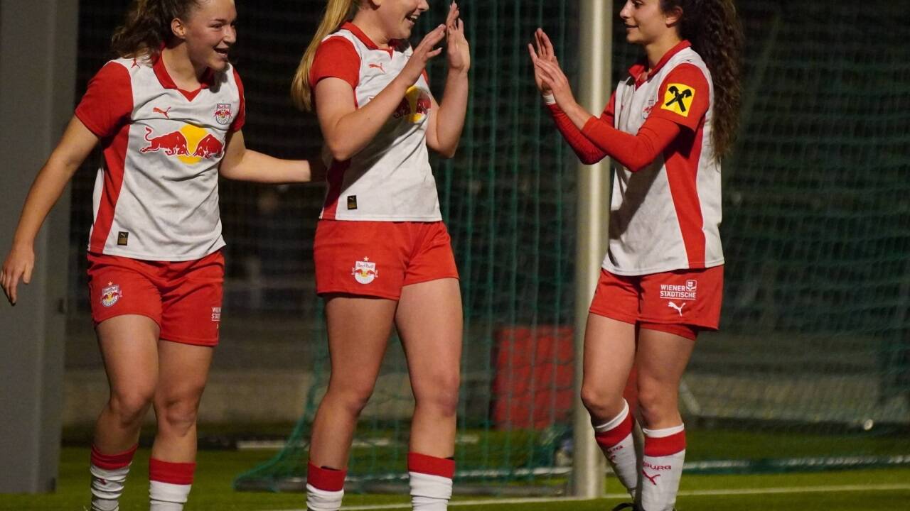 Jubel bei der U20 von Red Bull Salzburg: Annika Huber, Ida Weber und Helena Milanovic feiern den nächsten Sieg.  