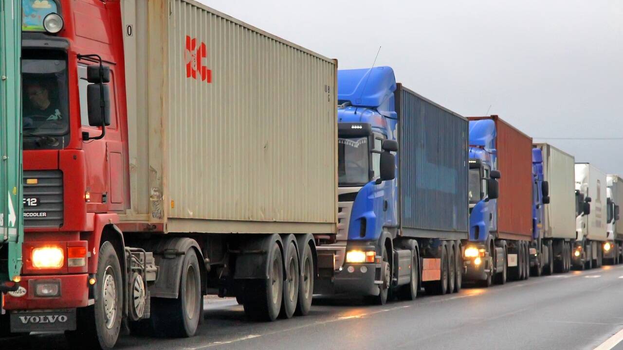 Wer mit dem Auto auf Autobahnen unterwegs ist, sieht, dass die rechte Spur fast ausnahmslos von schweren LKWs benutzt wird. Wer mit dem Auto auf Autobahnen unterwegs ist, sieht, dass die rechte Spur fast ausnahmslos von schweren LKWs benutzt wird.