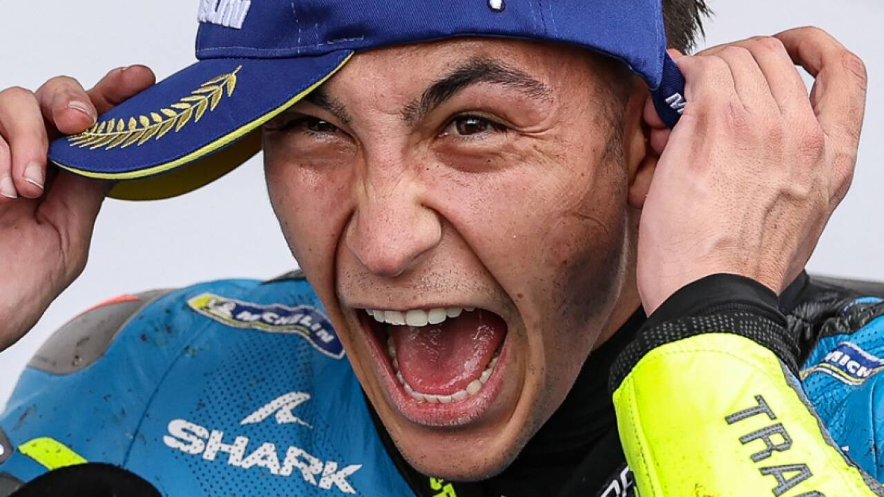 Raul Fernandez jubelt nach erstem MotoGP-Sieg 