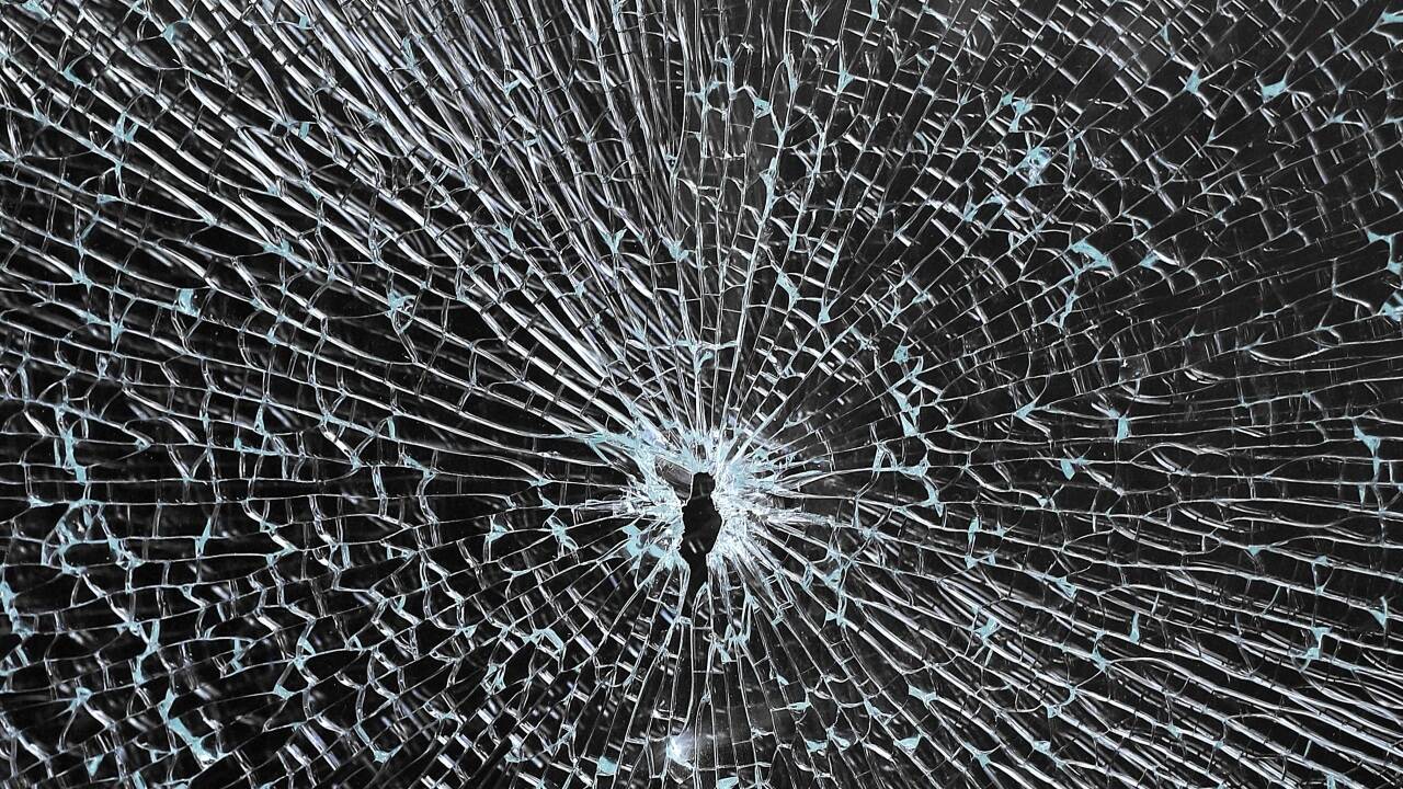 Durch eine eingeschlagene Scheibe gelangten die Täter in das Gebäude (Symbolbild). Durch eine eingeschlagene Scheibe gelangten die Täter in das Gebäude (Symbolbild).