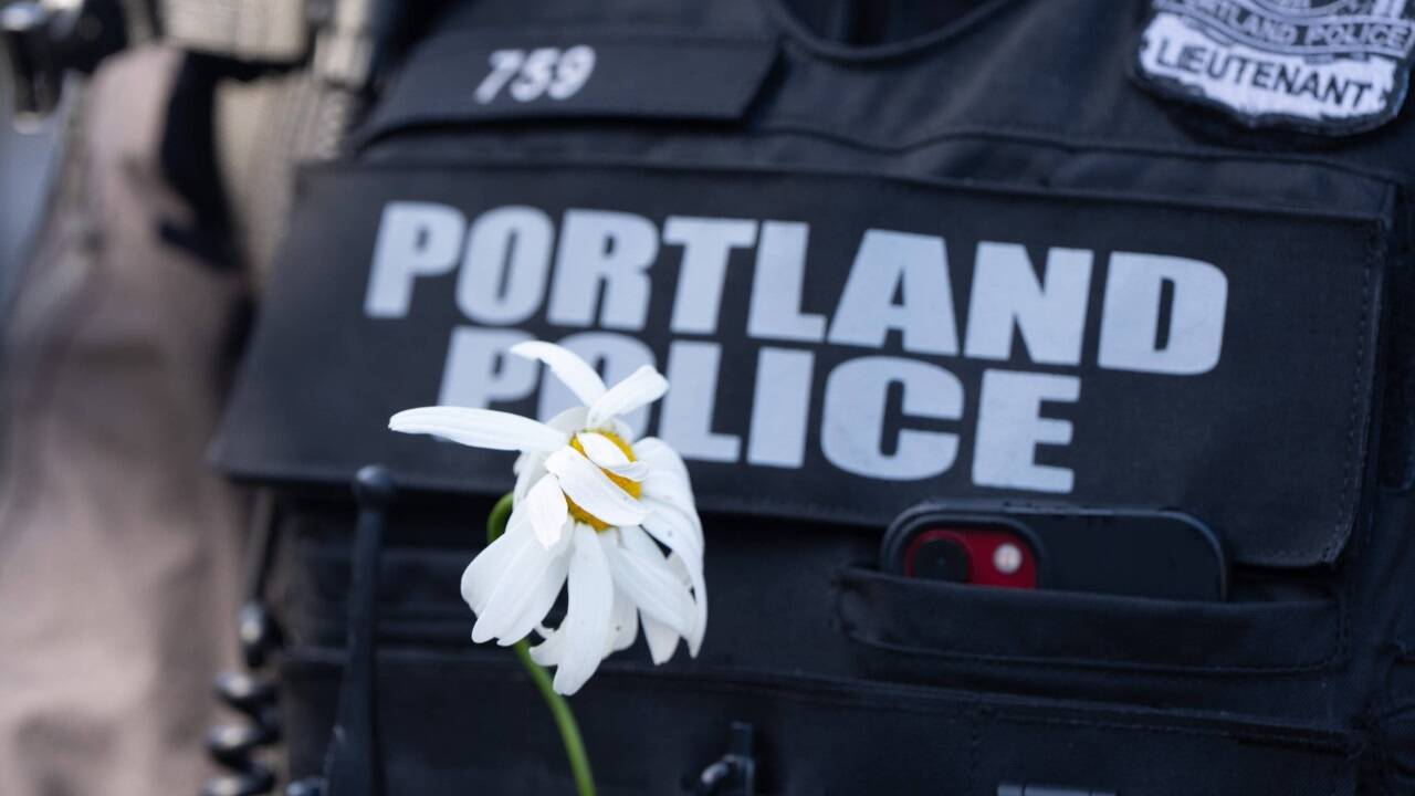 Der Polizei in Portland wurden Blumen überreicht.  
