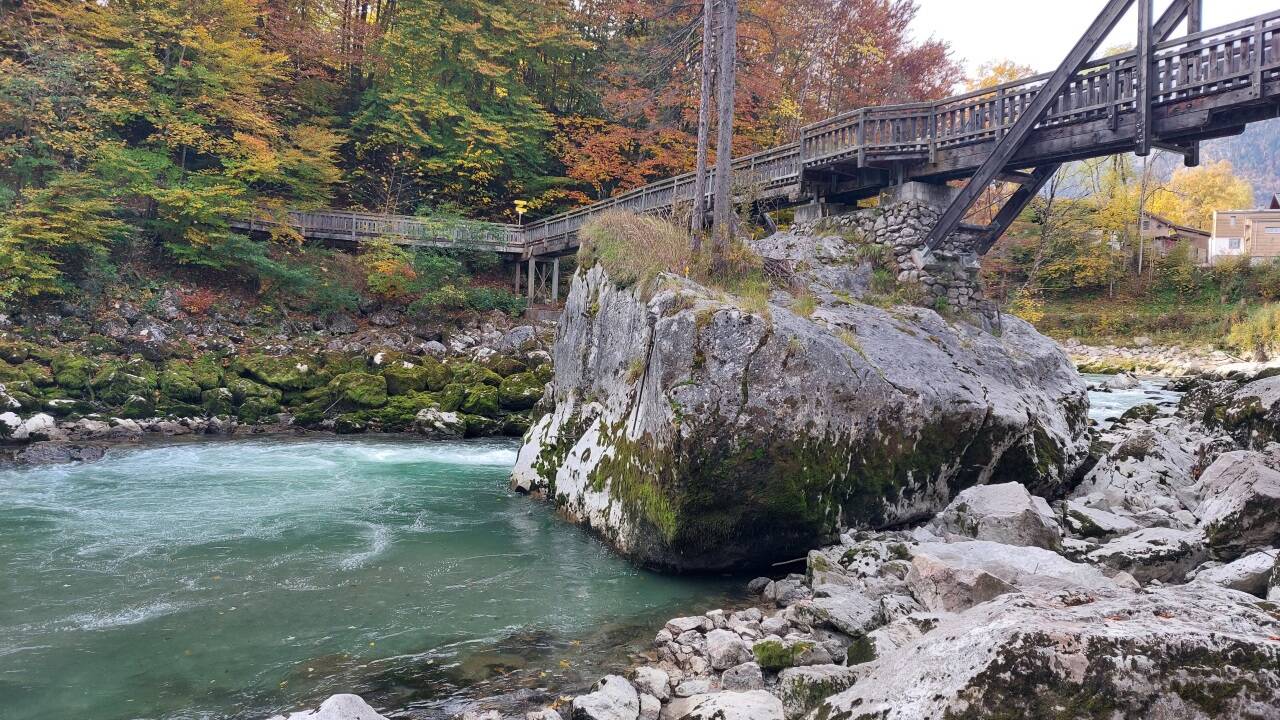 Der Felsen mit dem Steg im Bereich der bekannten Kajakstrecke. Der Felsen mit dem Steg im Bereich der bekannten Kajakstrecke.