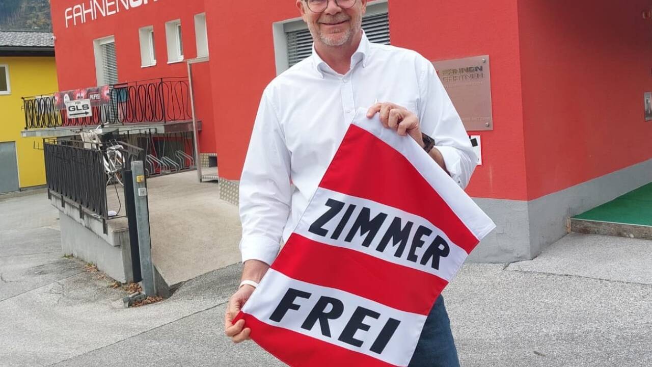 Gerald Heerdegen mit der berühmten, in den 1960ern in Mittersill erfundenen Zimmer-frei-Flagge. 