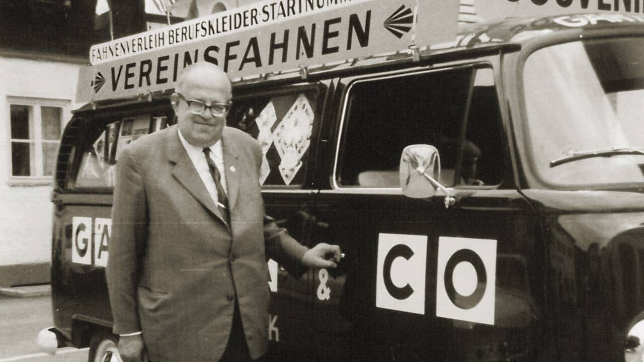 Firmengründer Arnold Gärtner mit einem Firmenauto. 
