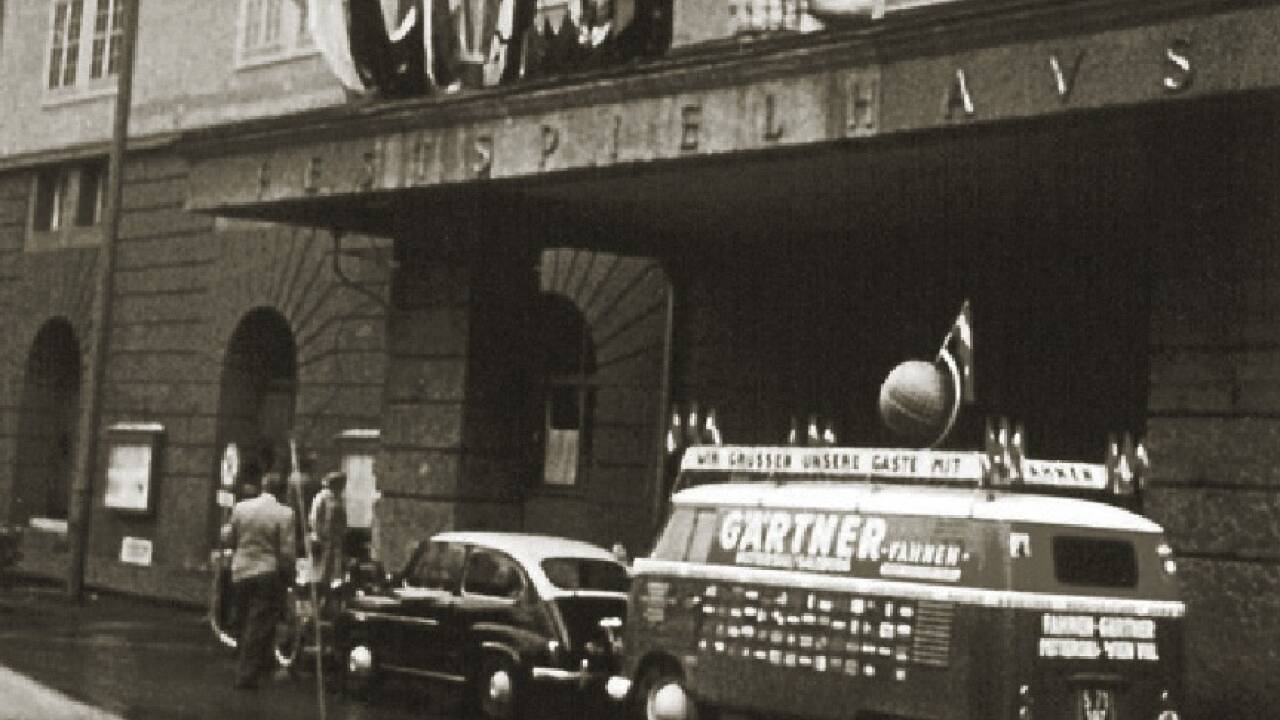 Flaggenlieferung zum Festspielhaus. 
