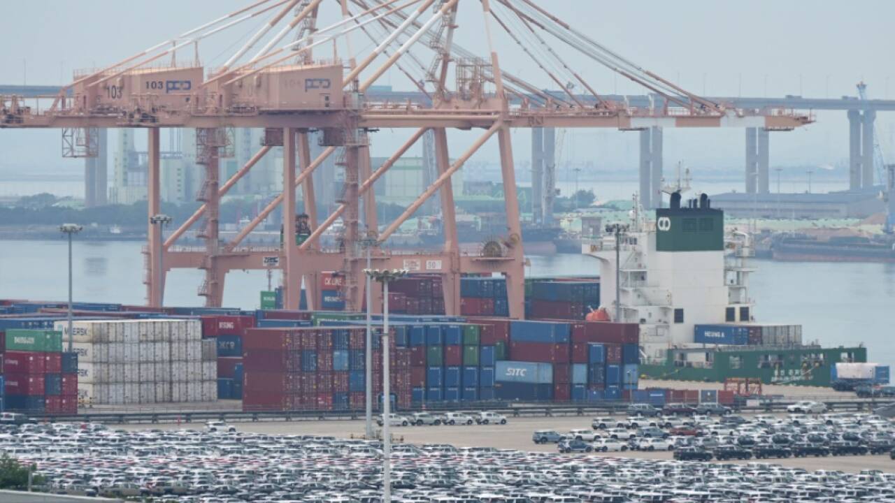 Kräne und Container im Hafen im südkoreanischen Pyeongtaek 