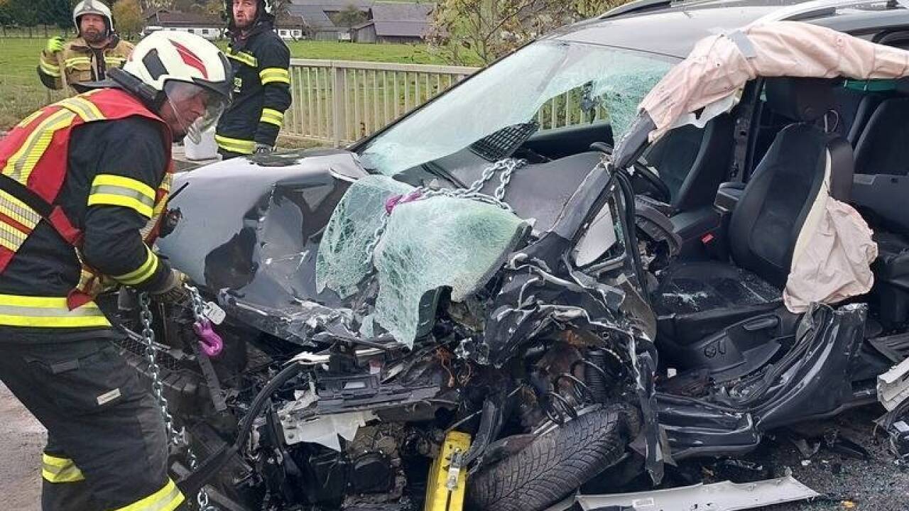 Zwei Insassen wurden schwer verletzt und mussten von der Feuerwehr unter Einsatz hydraulischer Rettungsgeräte aus den Fahrzeugwracks befreit werden.  