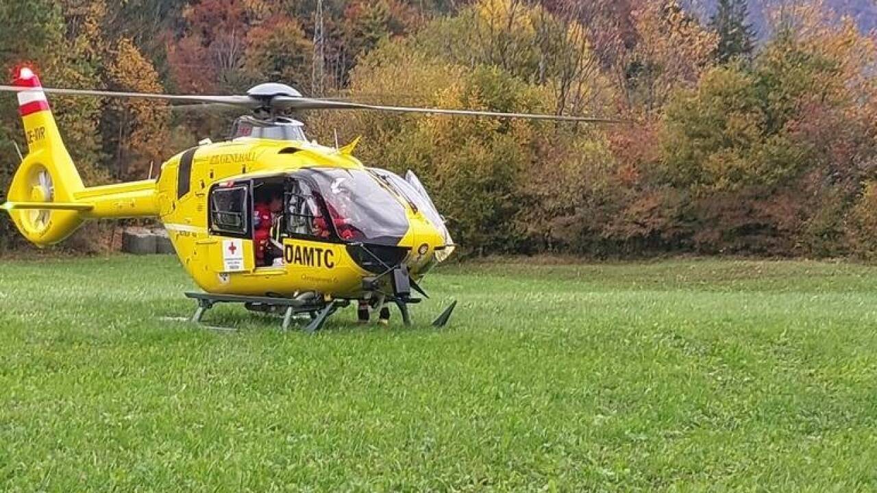 Zwei Hubschrauber waren im Einsatz: Der ÖAMTC-Notarzthubschrauber Christophorus C6 (siehe Bild) sowie ein weiterer Notarzt-Hubschrauber aus Salzburg.  