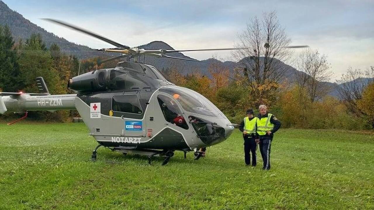 Zwei Hubschrauber waren im Einsatz: Der ÖAMTC-Notarzthubschrauber Christophorus C6 sowie ein weiterer Notarzt-Hubschrauber aus Salzburg (siehe Bild).  