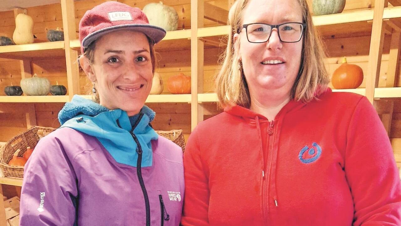 Betriebsleiterin Maria Grundner und Mitarbeiterin Silvia Tietje.  