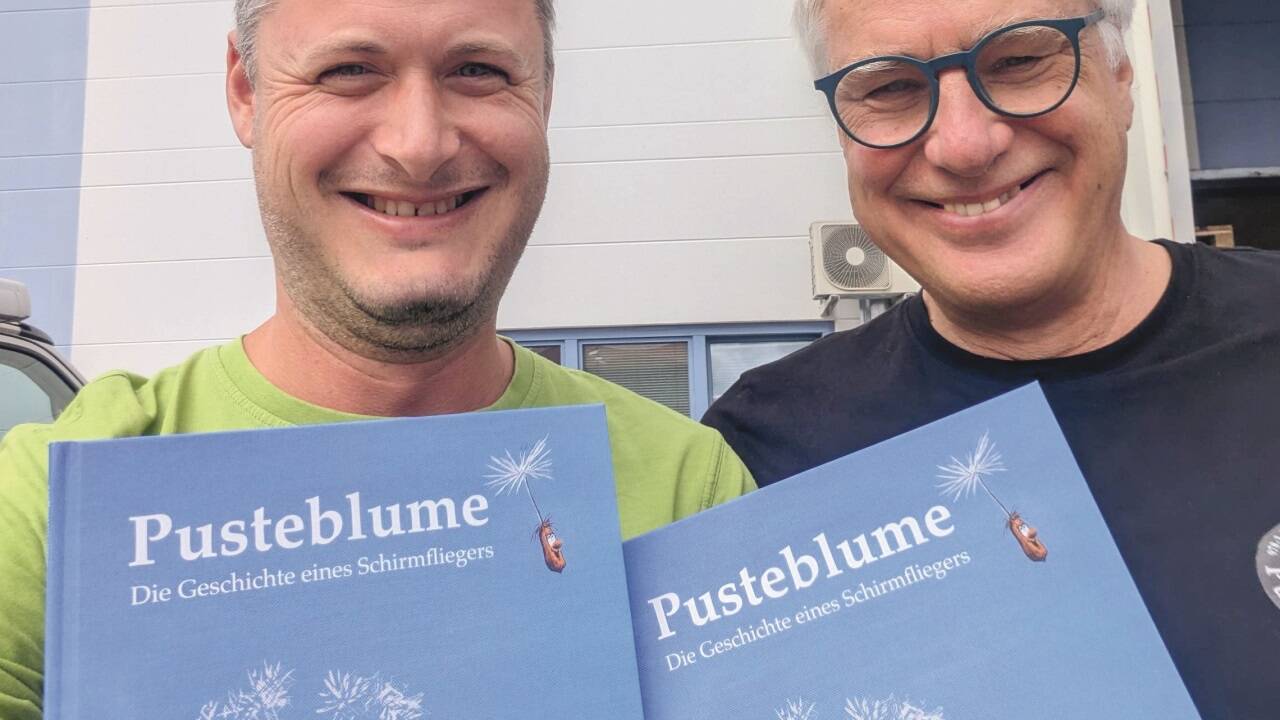 Autor Robert Heigl und Illustrator Ingo Susemihl präsentieren ihr Kinderbuch „Pusteblume. Die Geschichte eines Schirmfliegers“. 