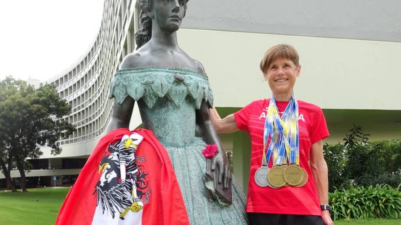 Sabine Hofer feierte auf Madeira bei der Sisi-Statue.  