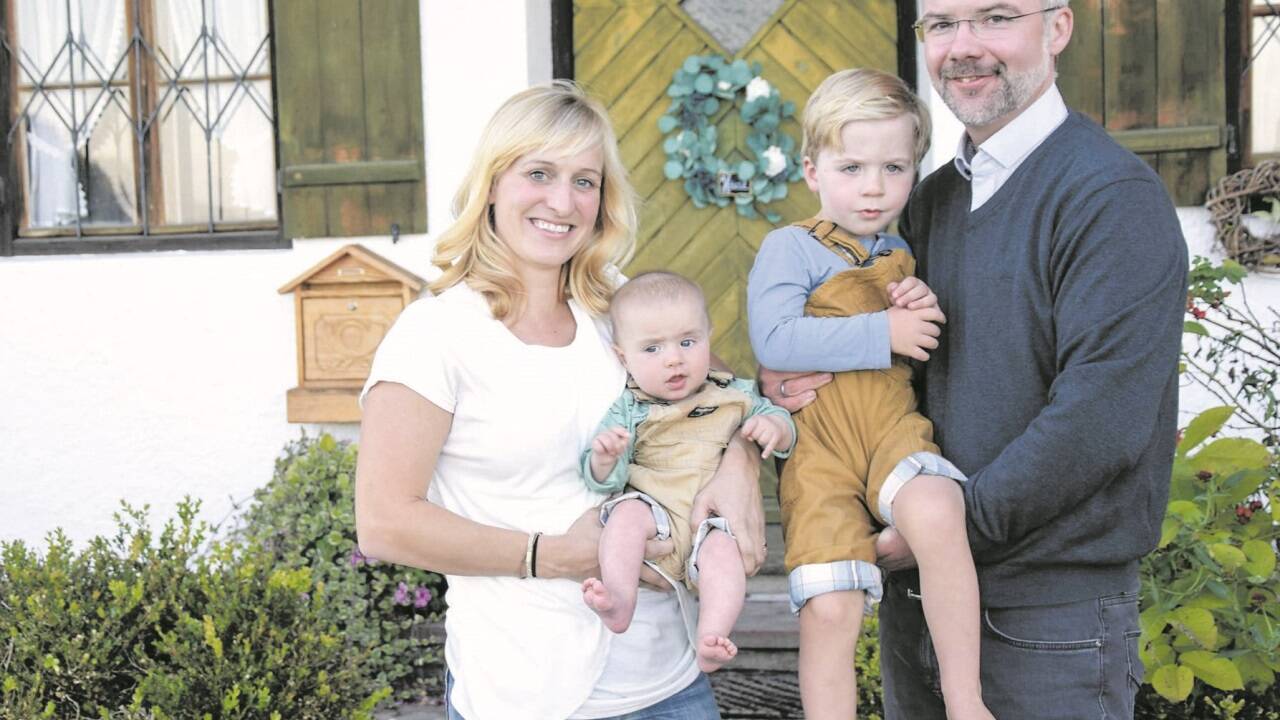 Vanessa und Martin Häusl mit Theodor Henry (5 Monate) und Leonhard (3 Jahre) vor ihrem Thannerhof in Füging. 