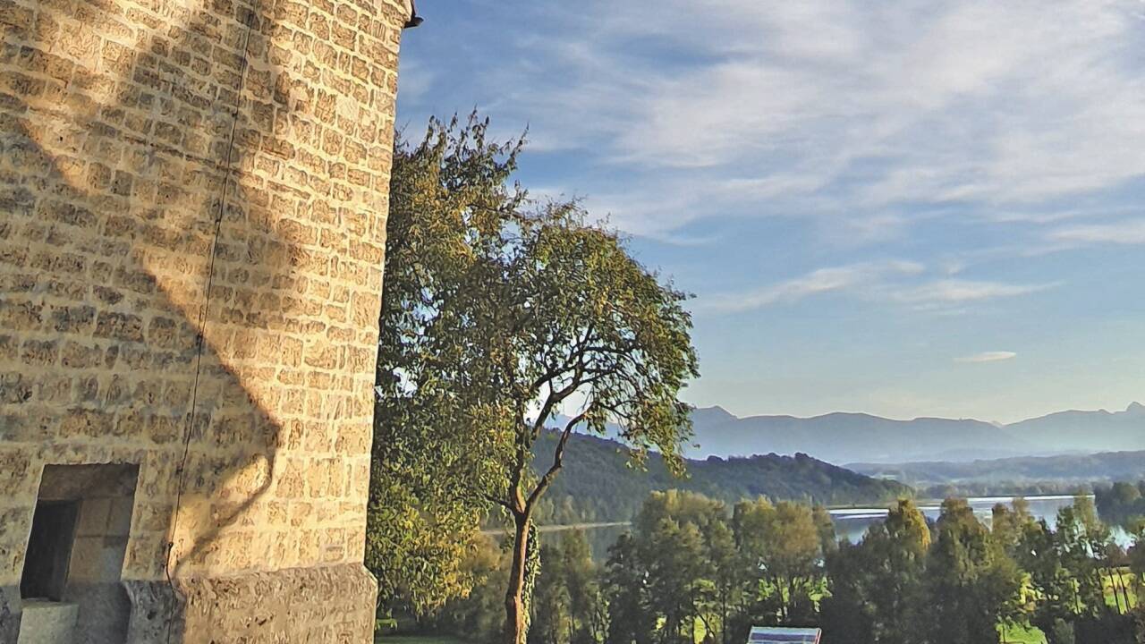 Ein herrlicher Blick bietet sich von St. Koloman aus auf den Waginger See und die Berge.   